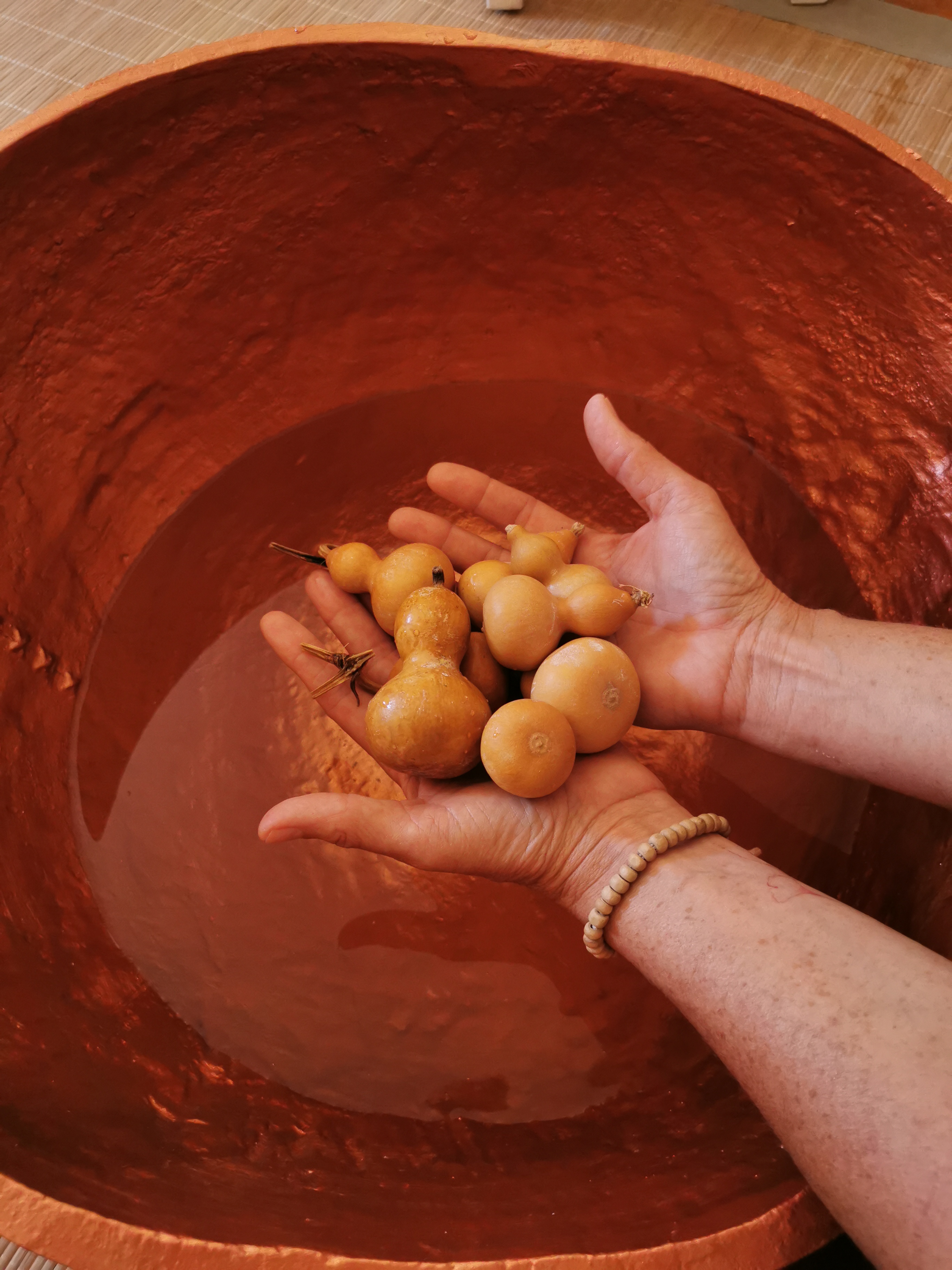 Ritual sistémico com cabaças e tigela